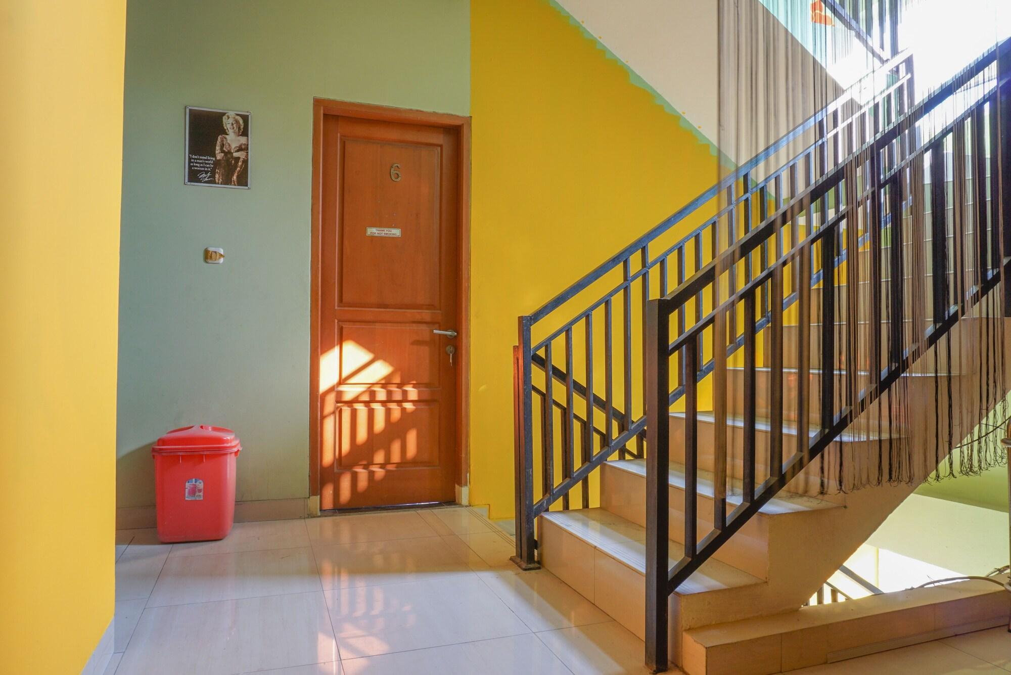 Hotel Reddoorz Near Kemang Square Jakarta Exterior foto