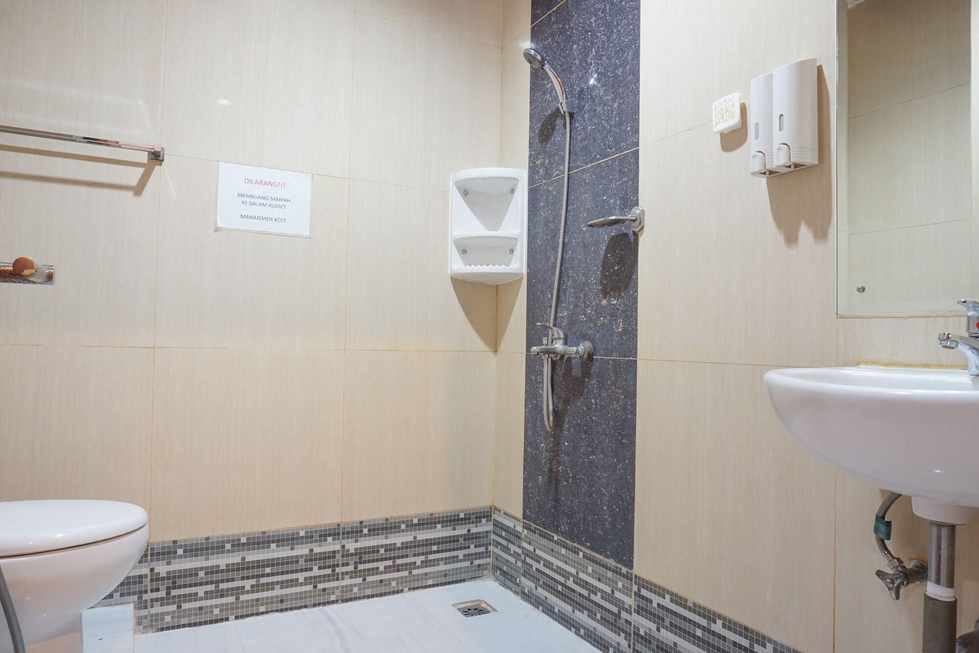 Hotel Reddoorz Near Kemang Square Jakarta Exterior foto