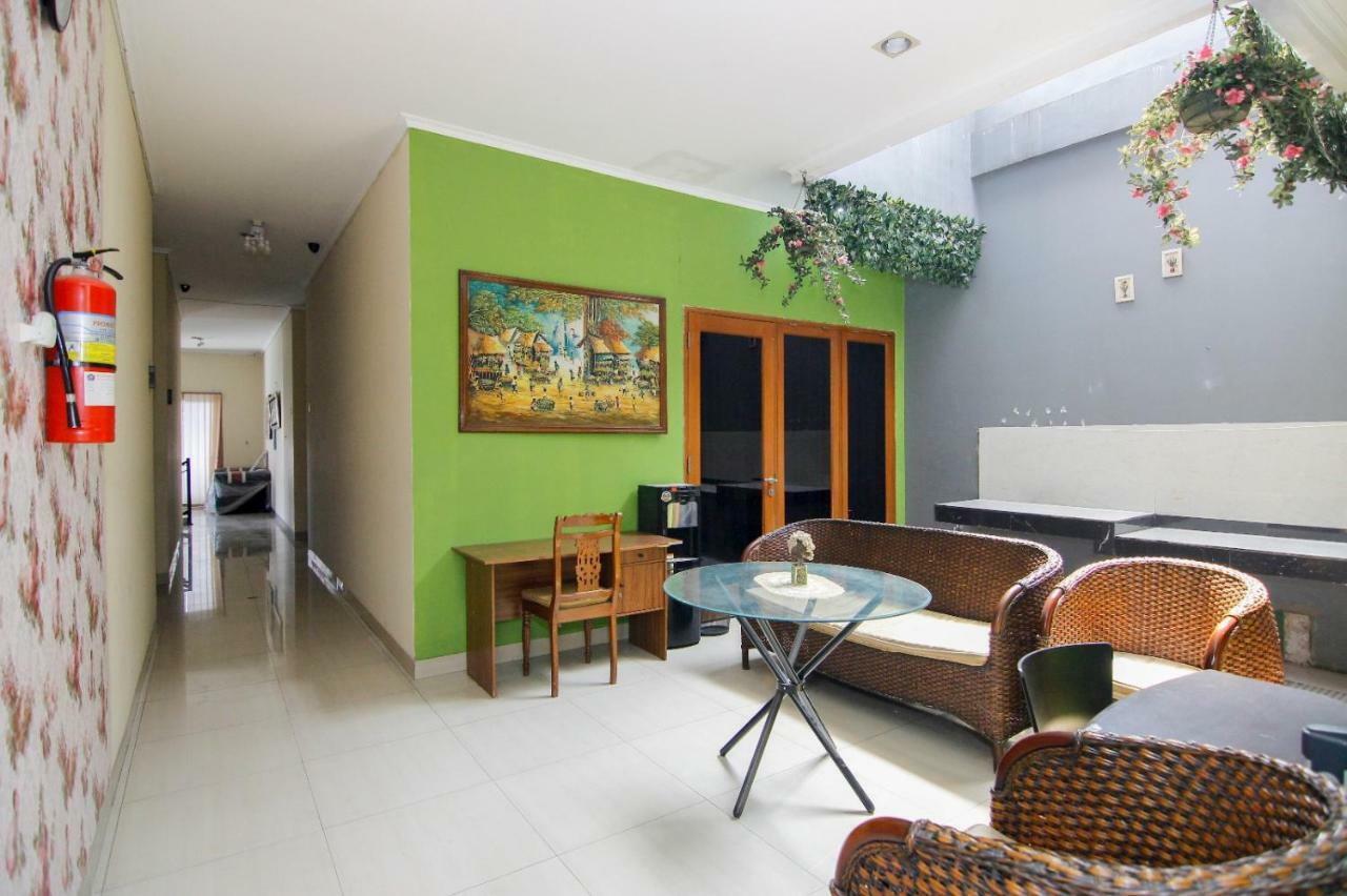 Hotel Reddoorz Near Kemang Square Jakarta Exterior foto